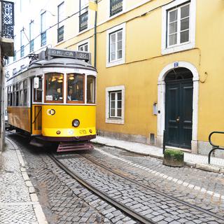 Lisbonne, tram, centre historique. [Antoine Lorgnier]