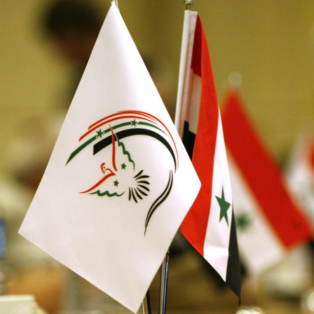 Le drapeau du Conseil de salut national syrien à côté de celui de la Syrie.