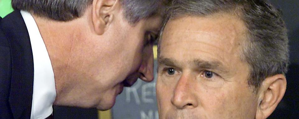 Le jour des attentats, le président George W. Bush effectue une lecture dans une école en Floride. Il est discrètement informé des attaques sur le World Trade Center. [Paul J. RICHARDS]