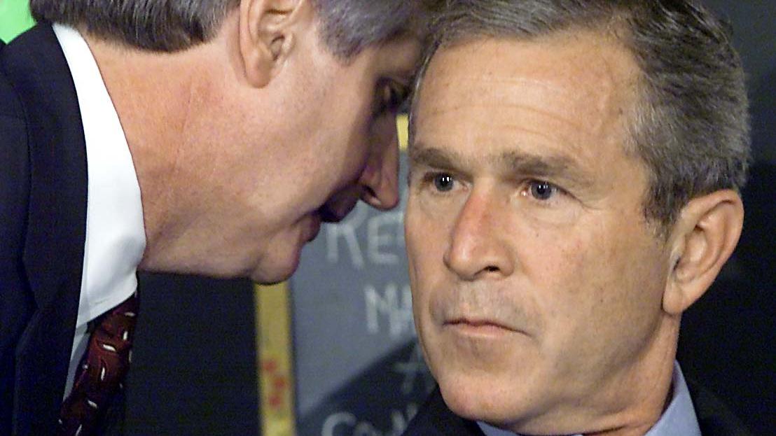Le jour des attentats, le président George W. Bush effectue une lecture dans une école en Floride. Il est discrètement informé des attaques sur le World Trade Center. [Paul J. RICHARDS]