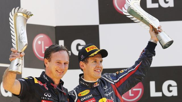 Vettel, tout sourire, prend la pose avec Christian Horner, directeur comblé de l'écurie Red Bull.