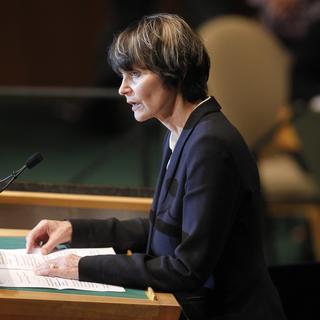 Micheline Calmy-Rey à la tribune devant l'assemblée générale des Nations unies.