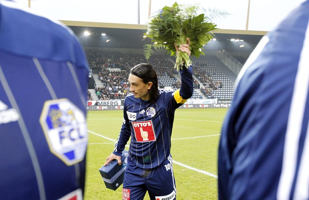 Un bouquet mérité et une sortie applaudie pour l'ancien international helvétique Hakan Yakin. [Urs Flueeler]