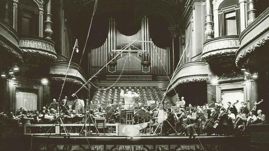 Ernest Ansermet dirige l'OSR au Victoria Hall. [RTS - Jean Mohr]