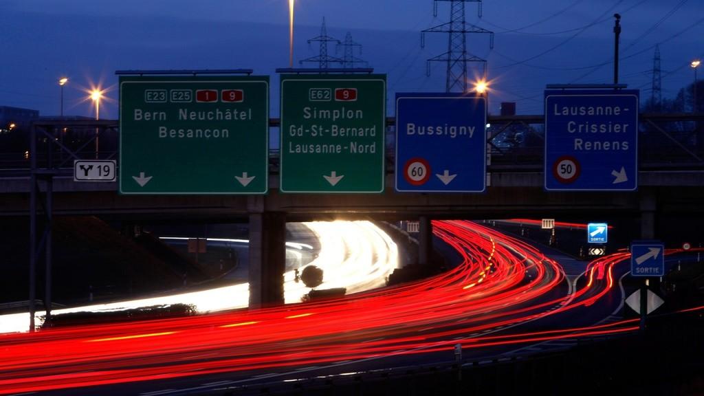 Suite au tragique accident, l'autoroute de contournement de Lausanne a été partiellement fermée durant la nuit. [Jean-Christophe Bott]