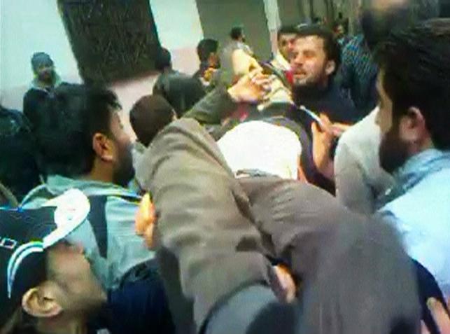 Un blessé évacué par d'autres protestataires (image extrait d'une vidéo amateur). [Reuters - � Reuters TV / Reuters]