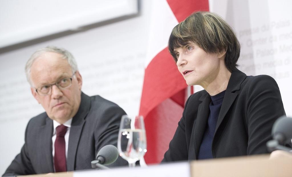 Johann Schneider-Ammann et Micheline Calmy-Rey sont venus annoncer à la presse la décision du gouvernement. [Marcel Bieri]