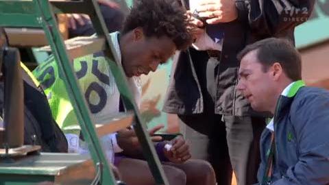 Tennis / Roland Garros (1/4) : Federer-Monfils. Arrêt de jeu : Monfils demande l'intervention du physio.