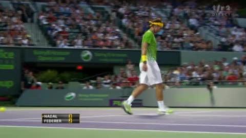 Tennis / Miami (finale): Nadal – Federer. Superbe amortie de Federer après un second service