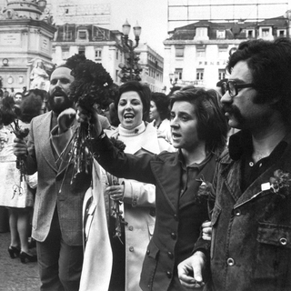 Lisbonne, 1er mai 1974: la foule brandit des bouquets d'oeillets, symbole de la révolution.