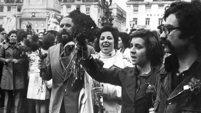 Lisbonne, 1er mai 1974: la foule brandit des bouquets d'oeillets, symbole de la révolution.