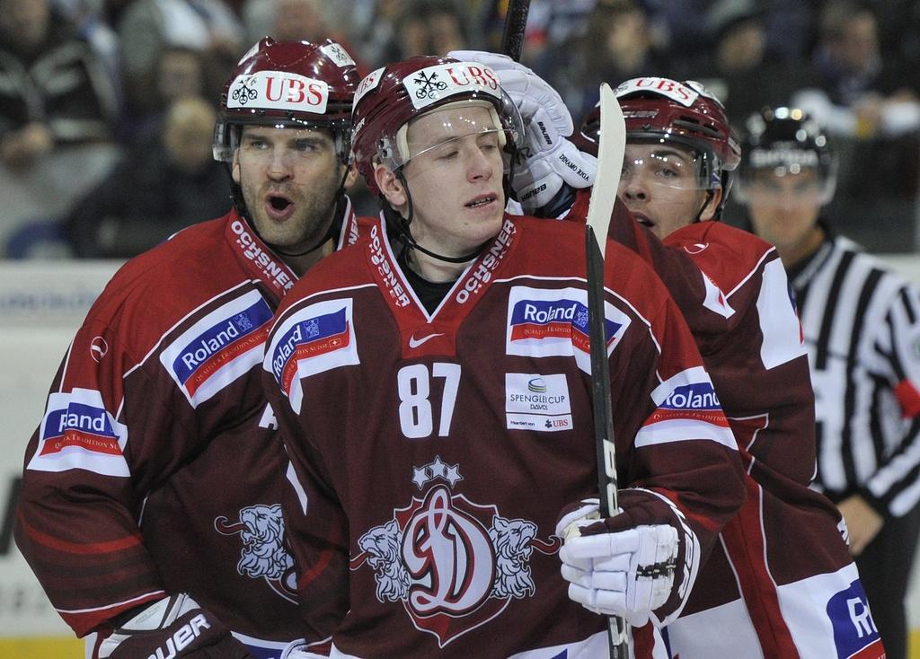 Comme d'habitude depuis trois ans, la formation de KHL invitée à Davos paraît un cran en-dessus du reste du plateau. [KEYSTONE - Peter Schneider]