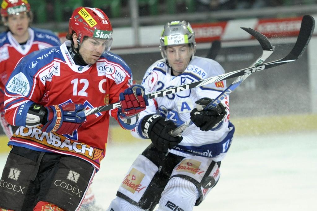 Mathieu Tschantré (à g.), un capitaine fidèle à son club de toujours. [KEYSTONE - LAURENT GILLIERON]