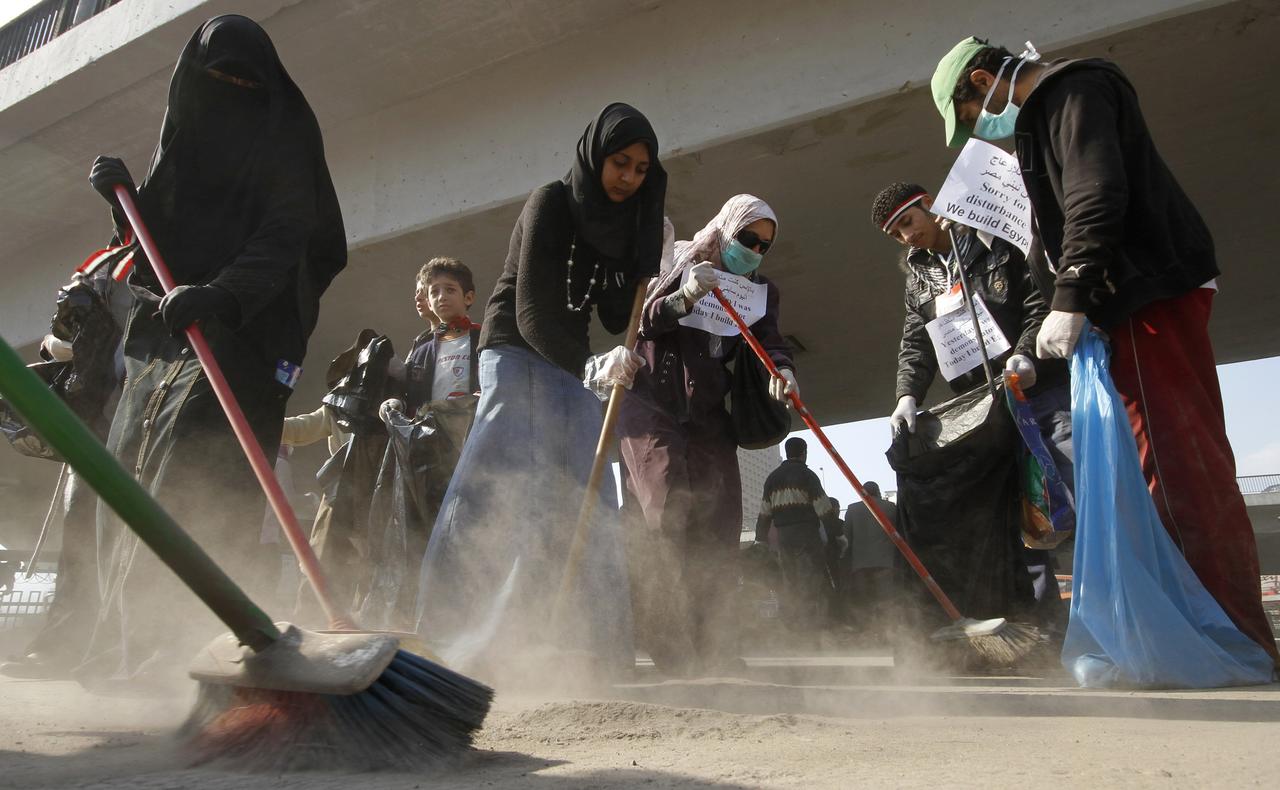 Des milliers d'Egyptions sont venus nettoyer la place Tahrir samedi matin. [REUTERS - Mohamed Abd El-Ghany]