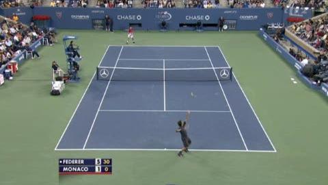 Tennis / US Open: Federer réussi une belle vollée, avant de remporter la première manche 6-1.