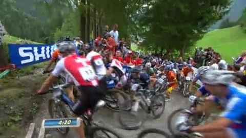 Cyclisme / VTT / Mondiaux à Champéry: La première montée après le déaprt est importante. Nino Schurter en tête. Derrière, ça bouchonne