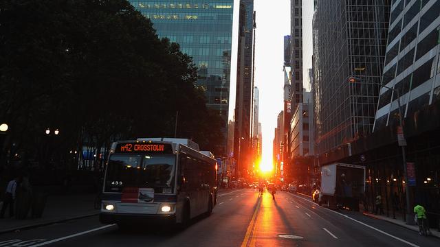 A Manhattan, le phénomène a lieu avant et après les solstices, au moment où le soleil embrase toutes les perspectives qui s'offrent au bout des rues construites d'Est en Ouest. [Getty Images - Michael Loccisano]