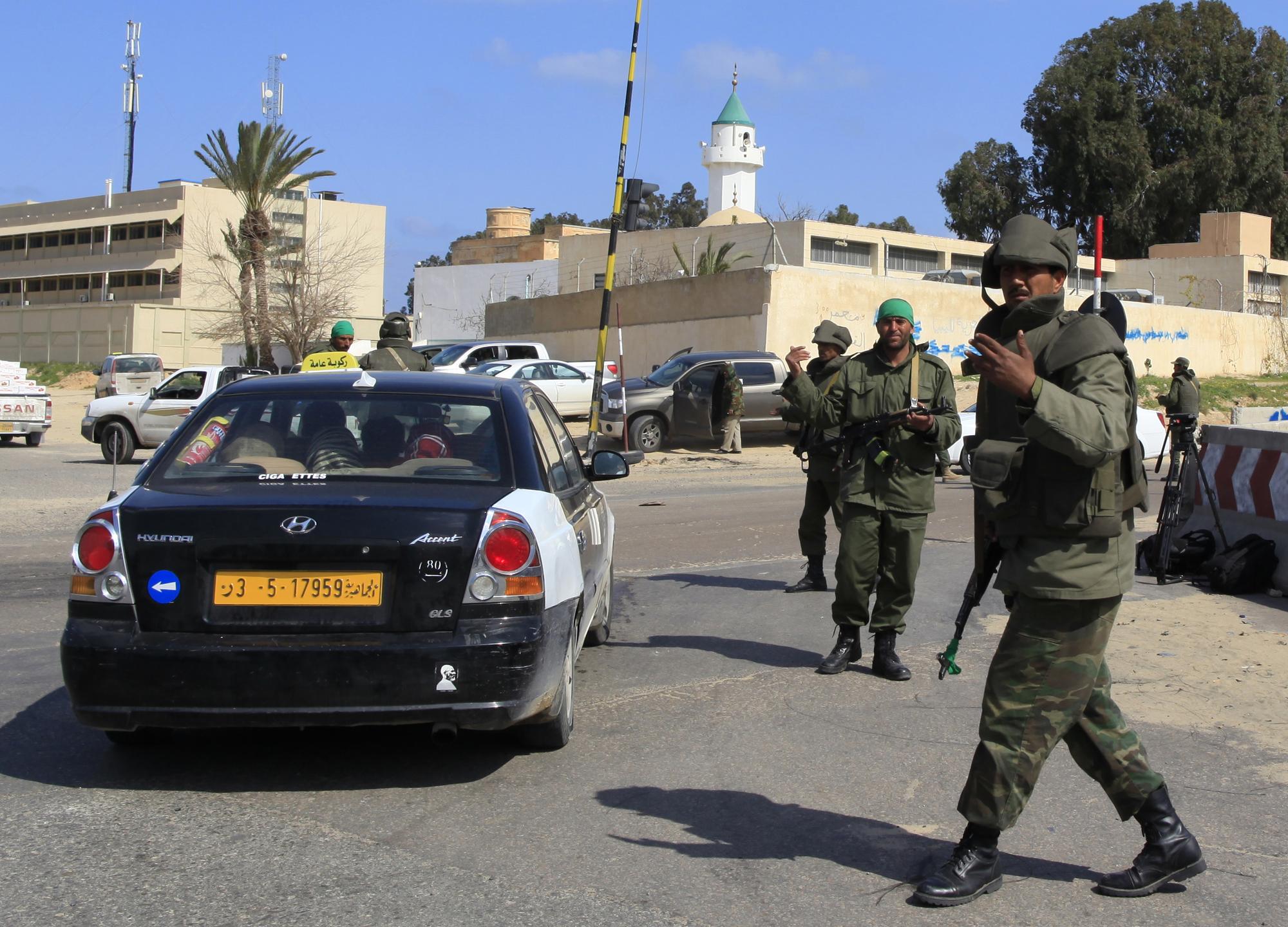 Les troupes fidèles à Kadhafi, à un check point entre Tripoli et Zawiyah. [REUTERS - Ahmed Jadallah]