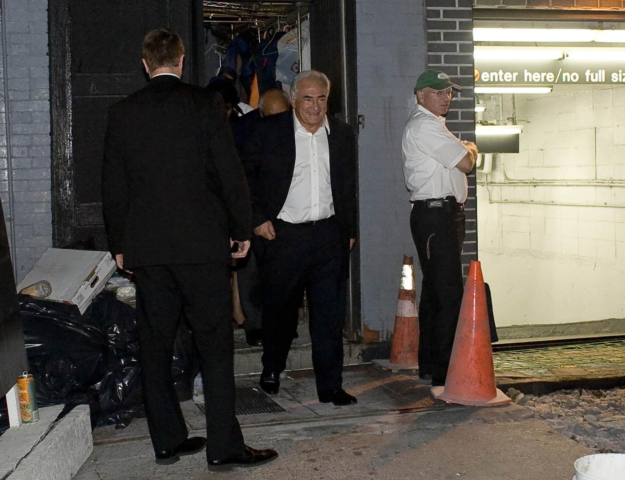 Pour sa première soirée libre, Dominique Strauss-Kahn est allé dîner dans un restaurant huppé, et est sorti par une porte dérobée. [Allison Joyce]