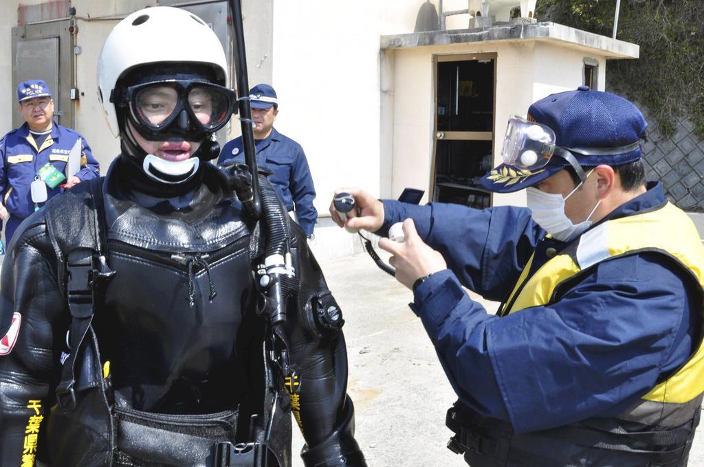 Un plongeur est testé, après avoir dû interrompre une mission sous-marine dans le nord-est du Japon. [KEYSTONE - Yomiuri Shimbun, Naoki Hakamada]