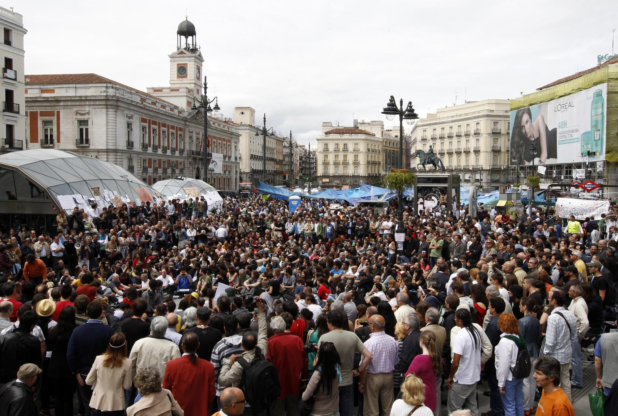 Des milliers d'Espagnols rassemblés sur la Puerta del Sol à Madrid. [Andrea Comas]