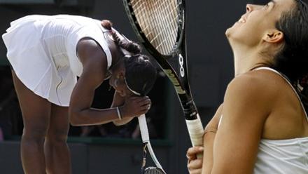 Marion Bartoli les yeux au ciel, Serena Williams le nez dans le gazon. [Keystone]