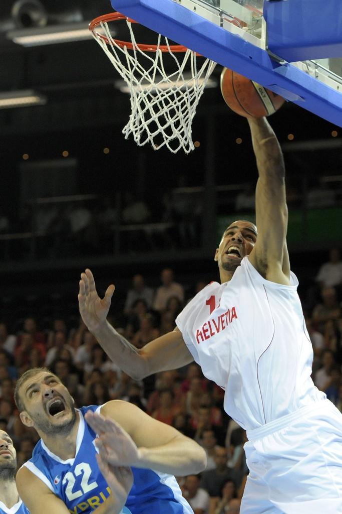 Sefolosha s'est occupé des "dunks" pour le public de St-Léonard. [Laurent Gilliéron]