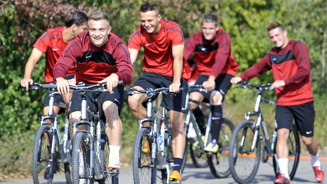 Au FC Bâle, on a préparé ce 1er match de Champions League dans la joie et la bonne humeur. Et à vélo! [Keystone - Georgios Kefalas]