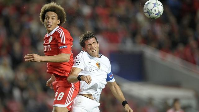 Axel Witsel prend de la hauteur dans son duel avec Benjamin Huggel (en bl.). [KEYSTONE - Dominic Favre]