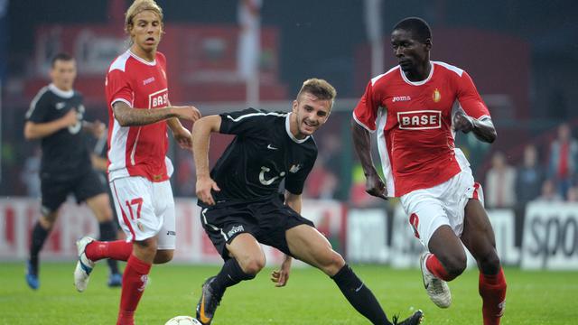 Adrian Nikci (au centre) et le FC Zurich ont les moyens d'écarter les Belges. [Geert Vanden Wijngaert]