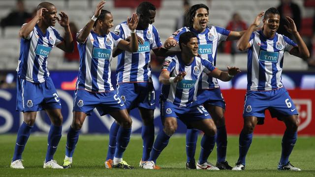 Les joueurs du FC Porto effectuent la danse du champion. [Keystone - Armando Franca]