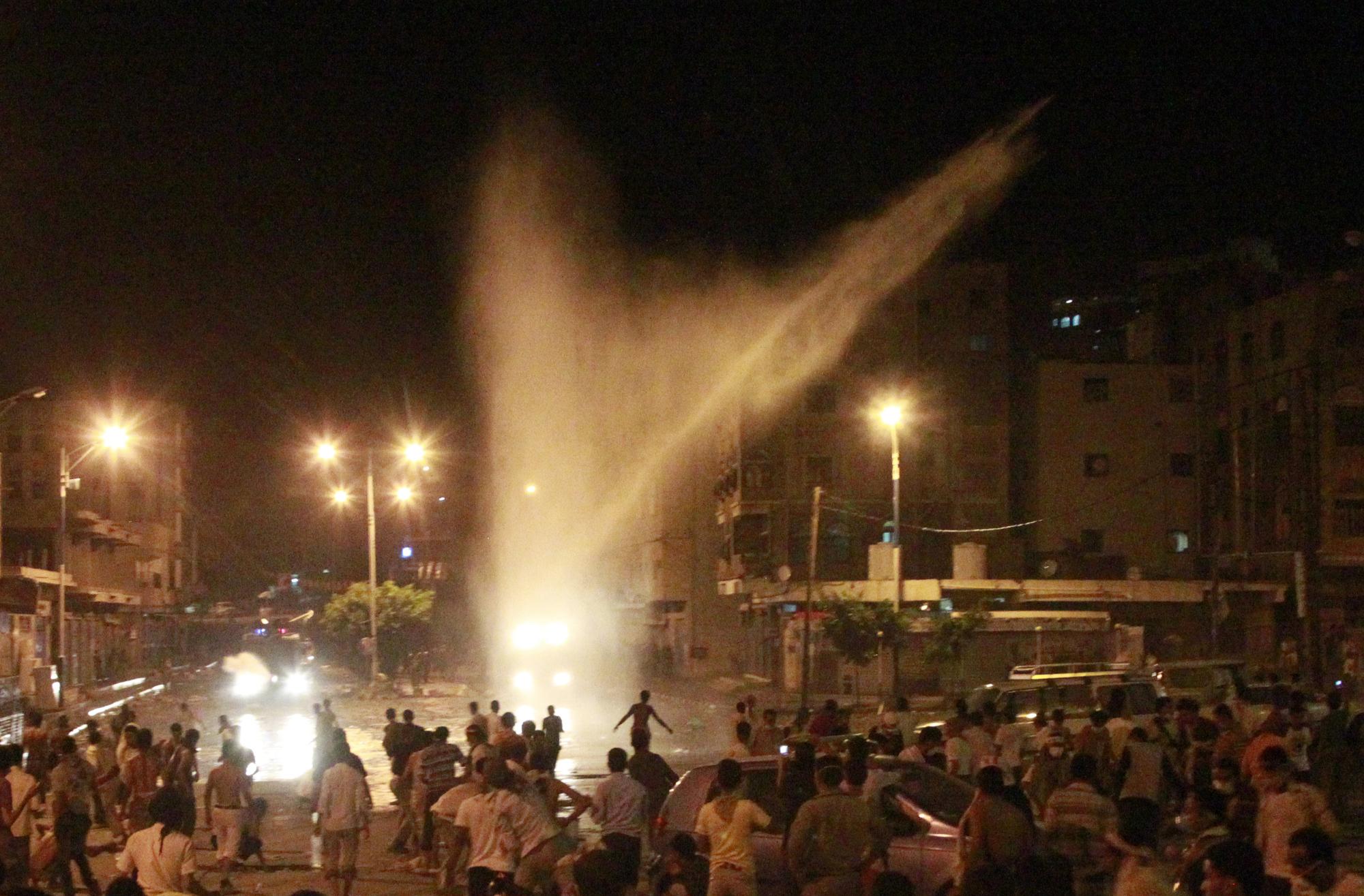 Dimanche soir, les forces de l'ordre de Taëz, dans le sud du pays, ont dispersé les manifestants à coup de canon à eau. Bilan provisoire: 20 morts et 90 blessés. [Khaled Abdullah]