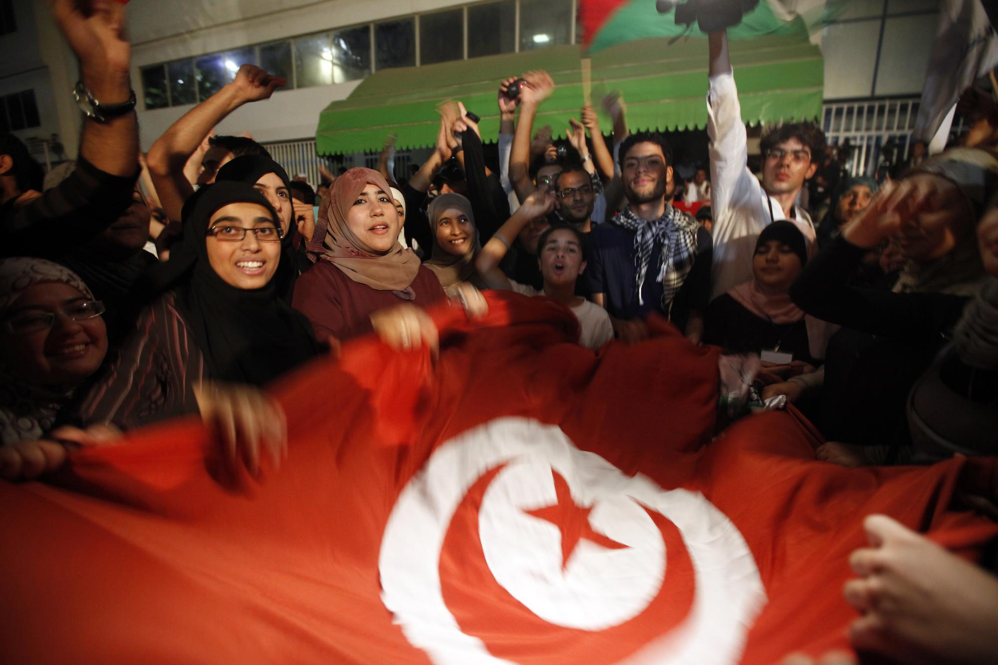 Des militants du parti islamiste Ennahda célébraient la victoire de leur formation mardi soir dans les rues de Tunis. [REUTERS - Zohra Bensemra]
