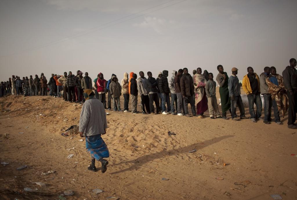 Des réfugiés continuent de fuir le pays, que ce soit en Tunisie, comme ici à Ras Ajdir, ou en Egypte. [KEYSTONE - Emilio Morenatti]