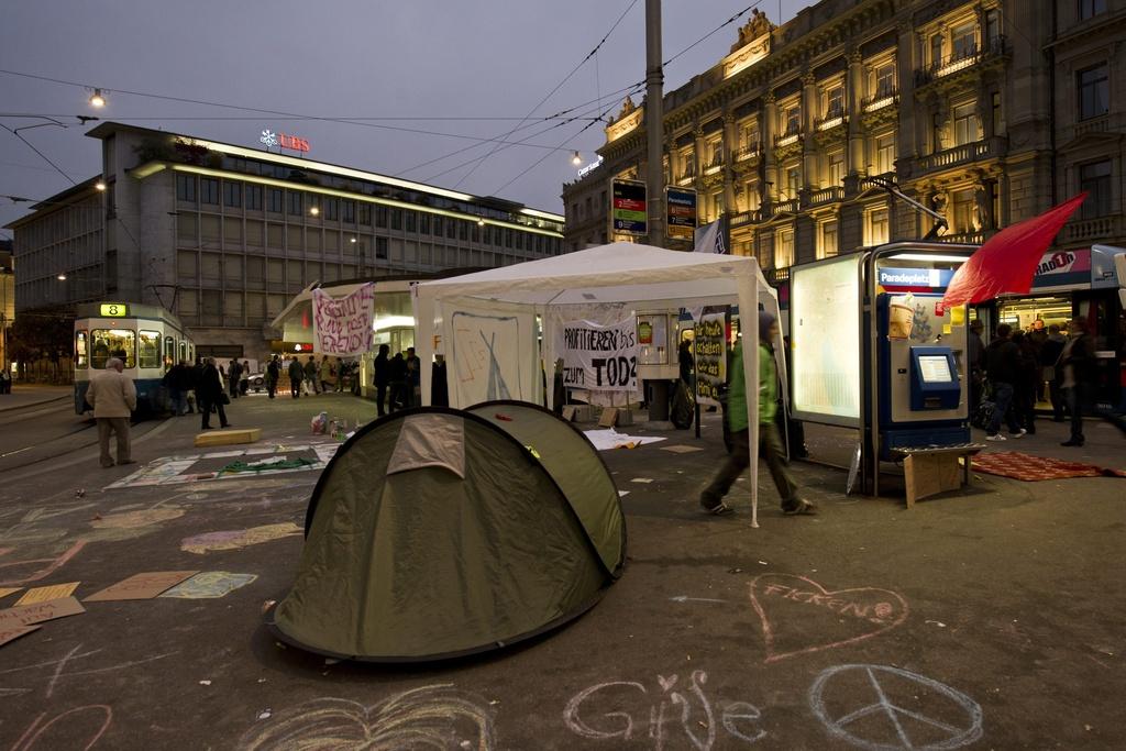 Des tentes ont commencé à faire leur apparition samedi soir sur la place emblématique du pouvoir financier helvétique. [KEYSTONE - ENNIO LEANZA]