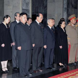 Kim Jong-un (premire rang à gauche) et les membres du parti se recueillent devant le cercueil de Kim Jong-il le 23 décembre 2011. [KCNA]