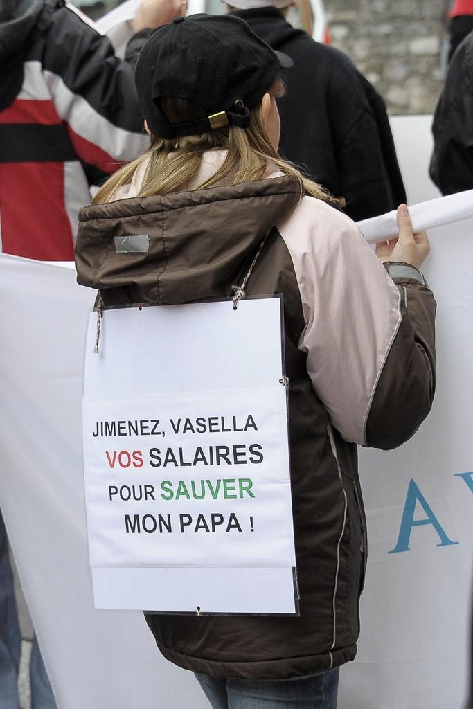 "Tous ensemble pour l'emploi, tous ensemble on se battra!", ont scandé les manifestants en cheminant au centre-ville. [KEYSTONE - Dominic Favre]