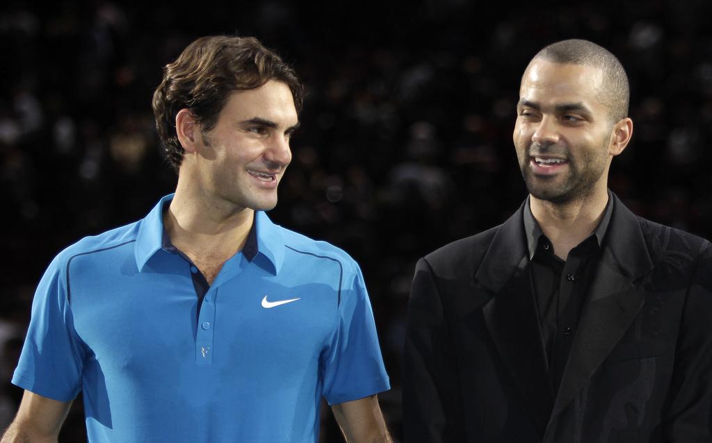 Tony Parker a profité de sa "pause" européenne pour féliciter Roger Federer à Paris-Bercy. [Lionel Cironneau]