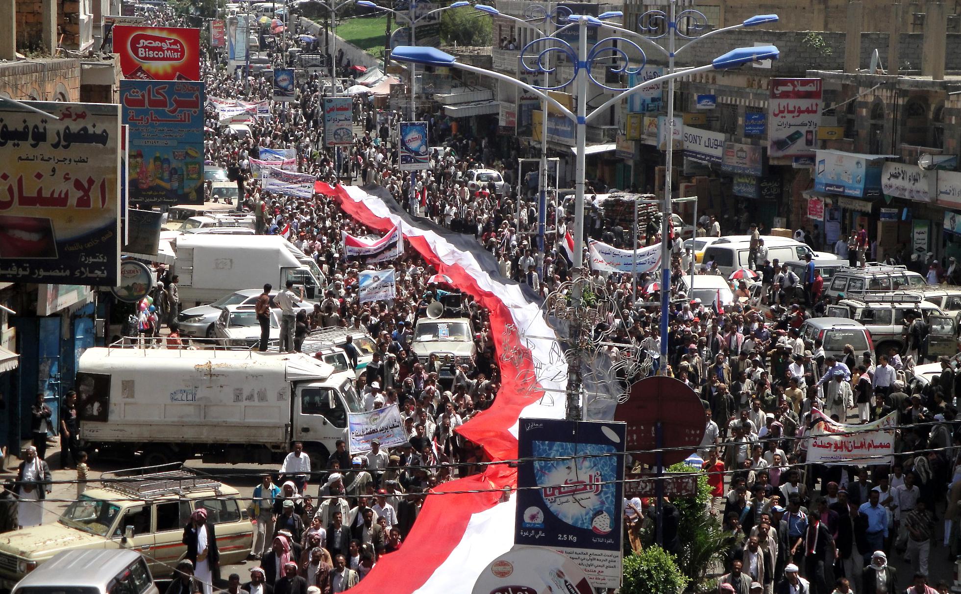 Des milliers de Yéménites protestaient lundi dans la ville d'Ibb, au sud-ouest du pays, contre la répression sanglante du gouvernement qui a fait 20 morts à Taëz.