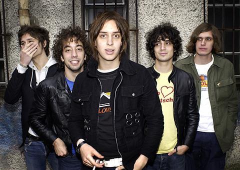 Une des rares images du groupe (de gauche à droite): Nick Valensi, Albert Hammond, Julian Casablancas, Fabrizio Moretti et Nikolai Fraiture.