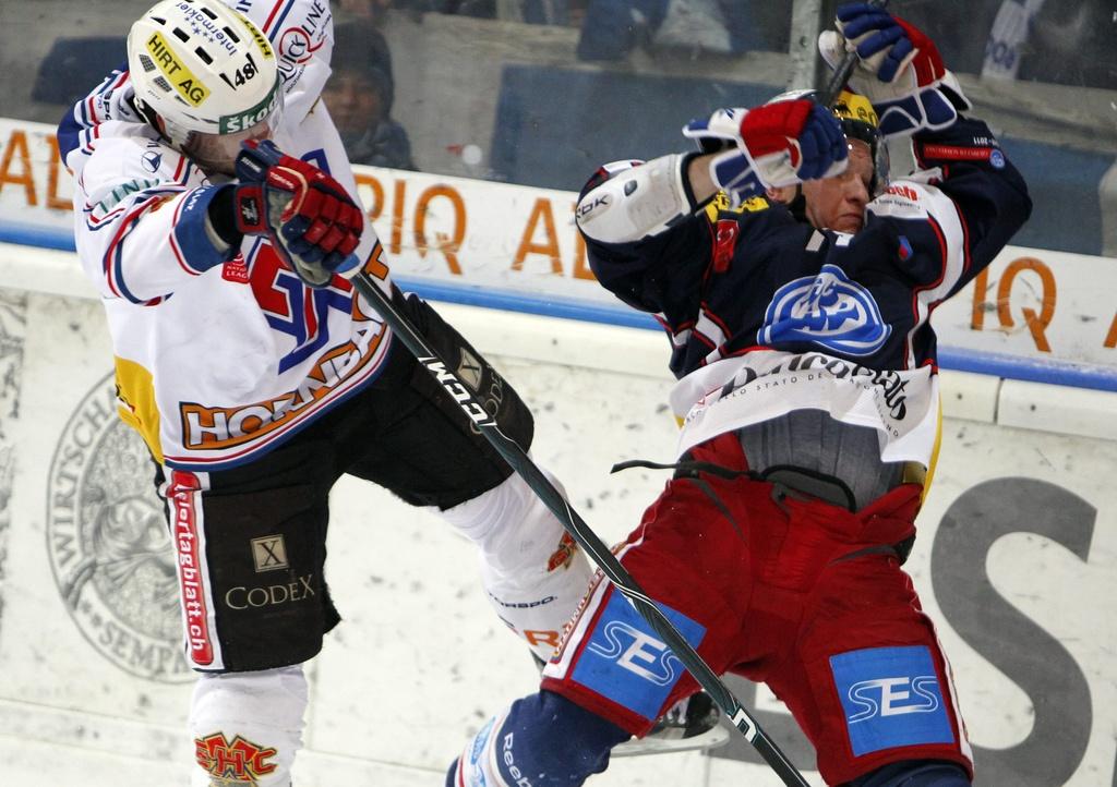 La rencontre Ambri-Bienne, à l'image de cette scène entre Wetzel et Denisov, n'a guère enflammé les foules. [KEYSTONE - URS FLUEELER]