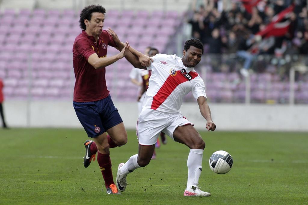 Kalu Uche (à droite, à la lutte avec Roderick) a été très actif sur le front de l'attaque neuchâteloise. [KEYSTONE - Salvatore Di Nolfi]