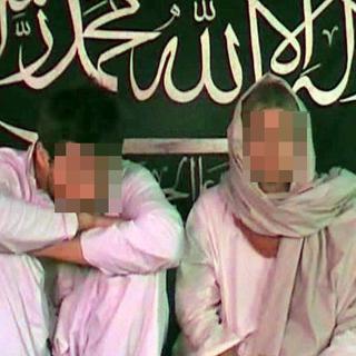 Sur la vidéo, les deux otages semblent très affaiblis. Ils demandent l'aide de la Suisse et du Pakistan. [Blick.ch]