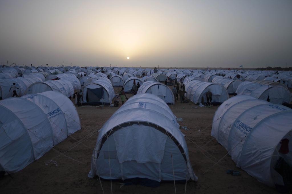 La frontière tunisienne abrite désormais des centaines de tentes pour les réfugiés. [KEYSTONE - Lefteris Pitarakis]