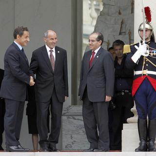 Nicolas Sarkozy accueille, sur les marches de l'Elysée, Mahmud Jibril, no 2 du Conseil national de transition (CNT), l'organe dirigeant de la rébellion. [Patrick Kovaric]