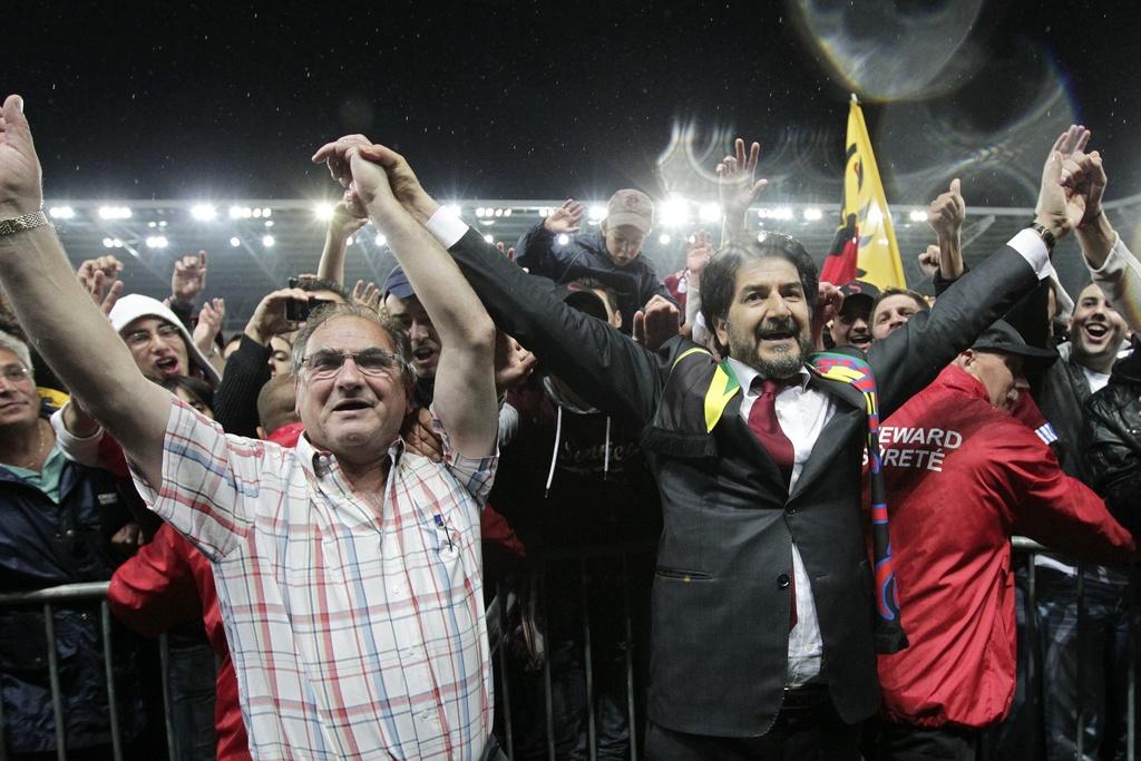 Le coach Joao Alves et Majid Pishyar, les deux artisans de la remontée en Super League. [KEYSTONE - Salvatore Di Nolfi]