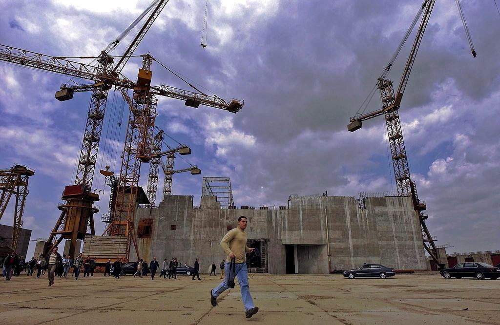 Les chantiers de centrales nucléaires (ici en Bulgarie en 2004) ne sont pas près de disparaître. [KEYSTONE - EPA/VASSIL DONEV]
