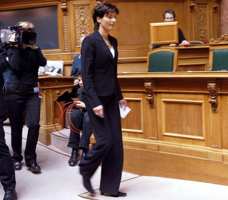 Le 10 décembre 2003, Ruth Metzler s'apprêtait à s'exprimer devant l'Assemblée fédérale juste après son éviction du Conseil fédéral.