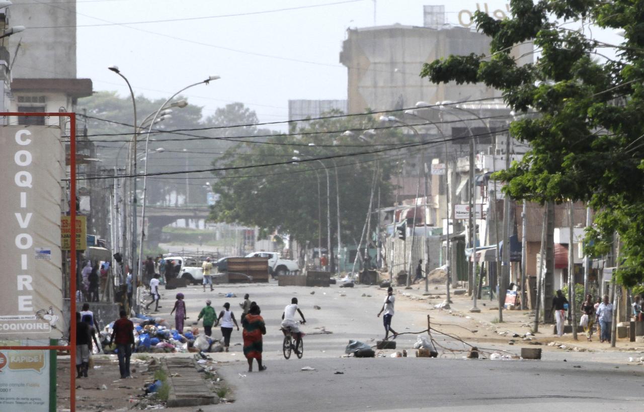 Les habitants d'Abidjan sont pour la plupart à la recherche de vivres et de médicaments. [Reuters - Luc Gnago]