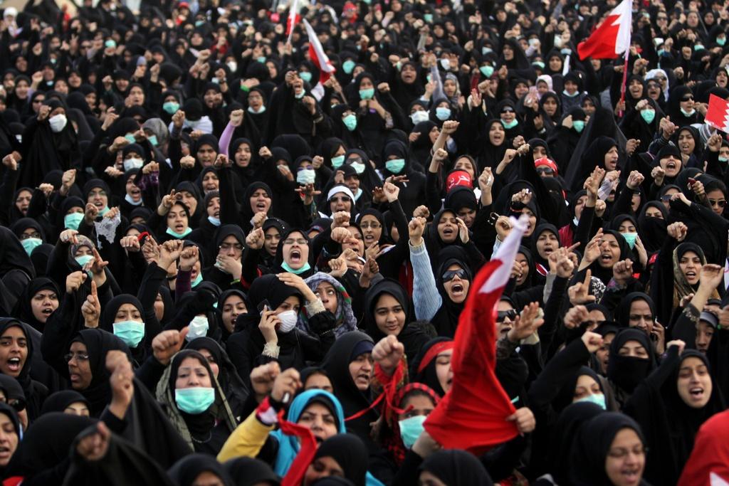 Des manifestants chiites bloquent des rues à Manama et sont rassemblés sur une place de la capitale suite à l'arrivée de troupe du Golfe. [KEYSTONE - Hasan Jamali]